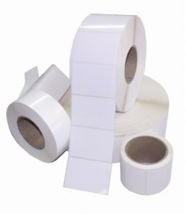 Etiquetas blancas en rollo